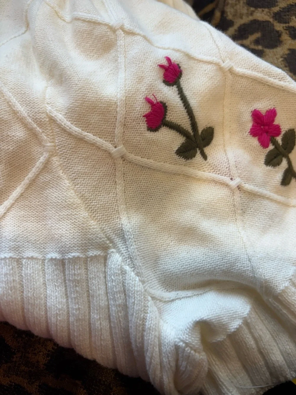 CeCe Cream Knit Top with Pink Floral Embroidery 💯 cotton - Picture 5 of 7